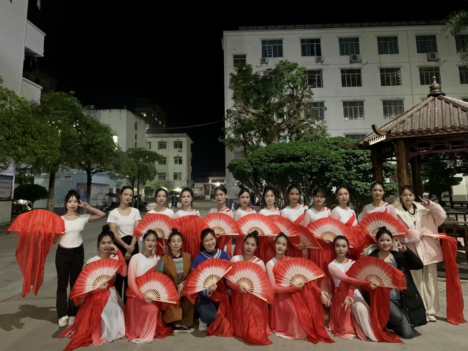 千亿体育在线登陆(中国)官方网站到木乐一中绘画展示、参与晚会表演