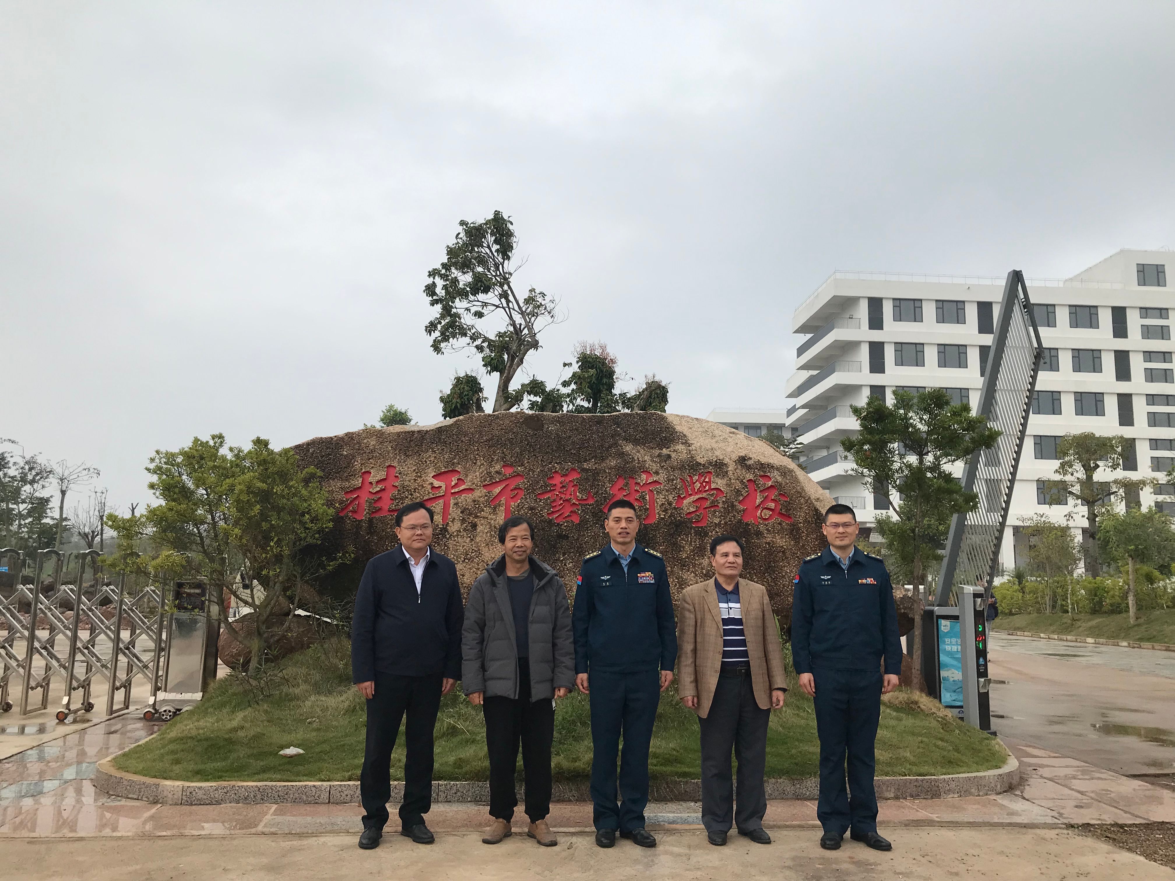 部队首长到我校指导工作丨 千亿体育在线登陆(中国)官方网站  丨一方水土养育一代人。军民鱼水情，让我们的家园充满阳光、充满生机、充满希望！