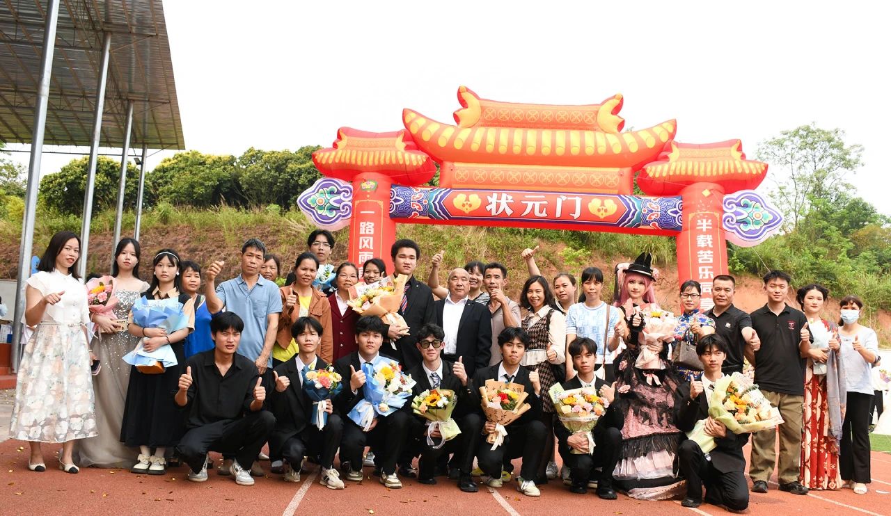 实现报效祖国的远大理想和抱负，我校隆重举行“十八而至正青春，挺膺奋进新征程”——2024届成人典礼仪式 丨 千亿体育在线登陆(中国)官方网站