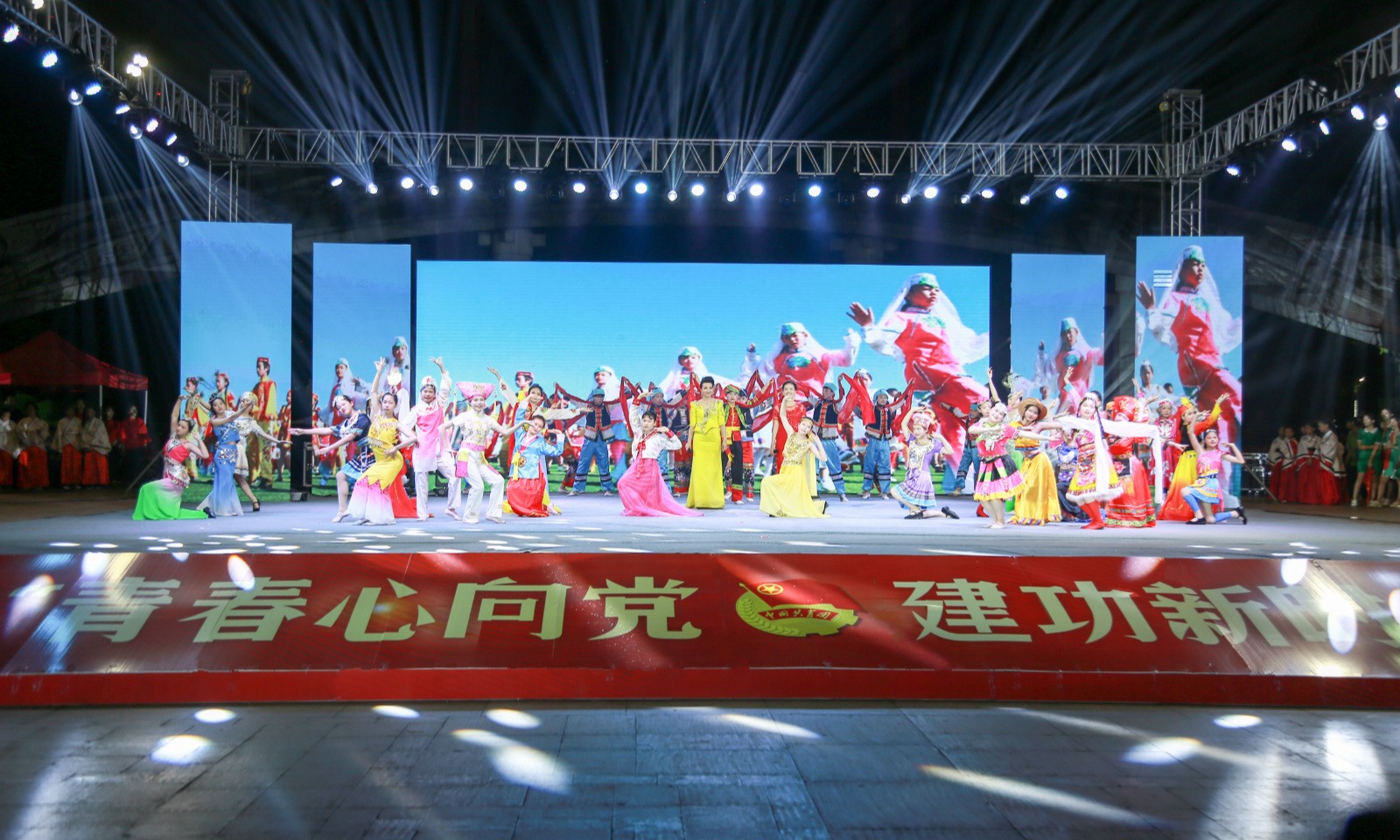 千亿体育在线登陆(中国)官方网站参与2019年纪念五四运动100周年主题颁奖晚会表演